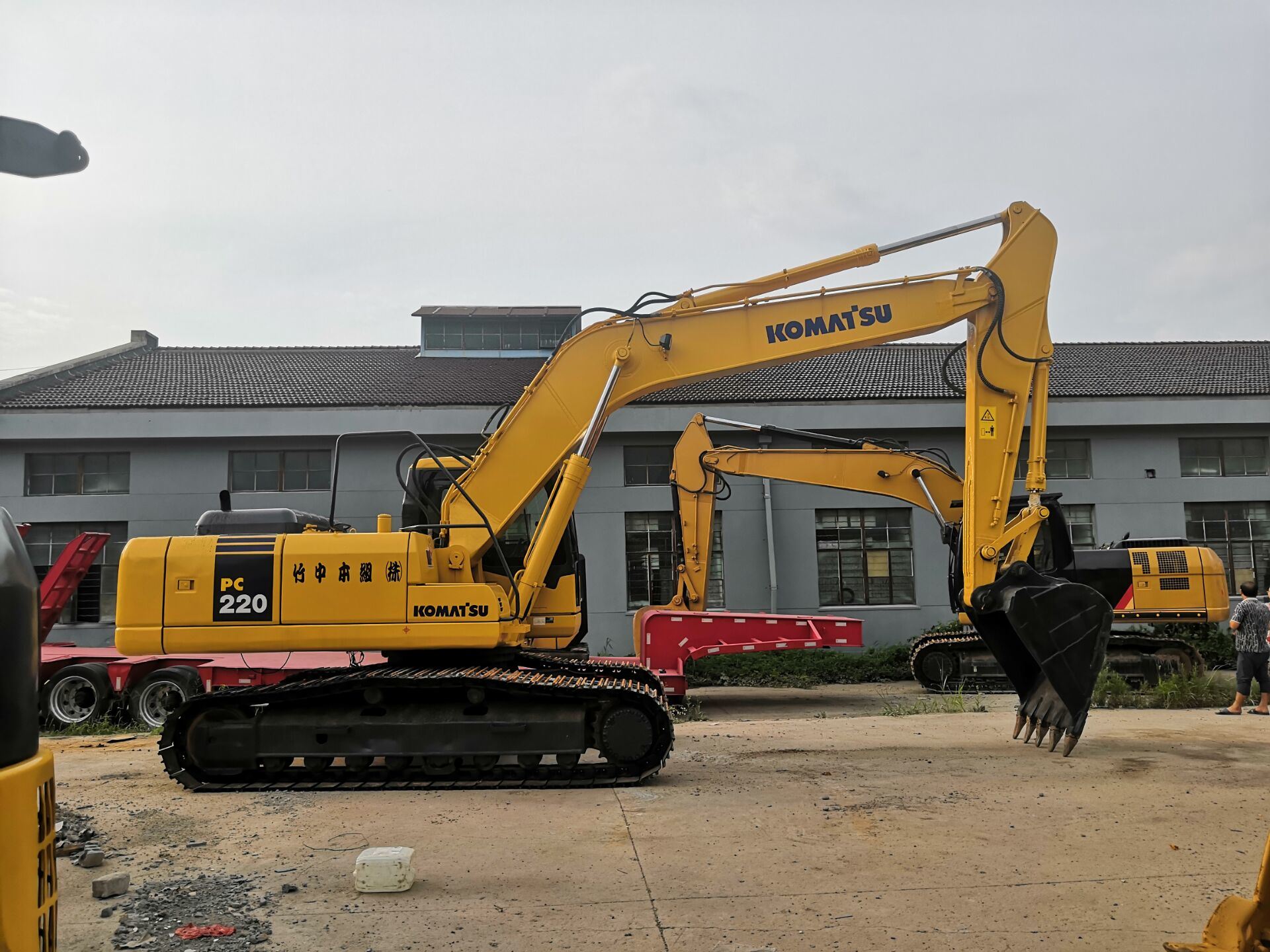 komatsu_heavy_excavotors_pc220